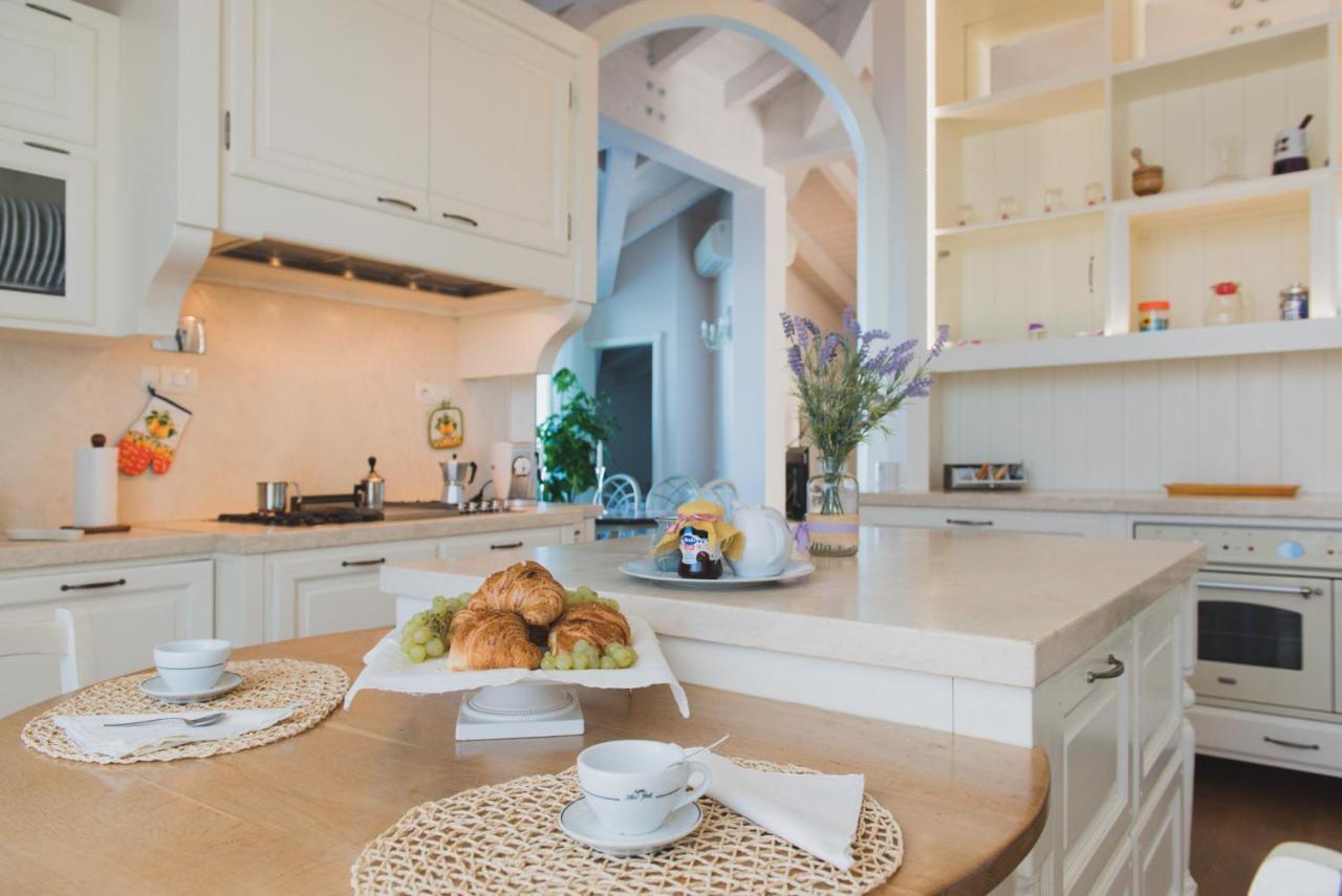 Villa Lilla Sulla Spiaggia Di San Vincenzo Luxury ภายนอก รูปภาพ